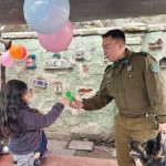 dia infancia cenim san ramon niña y carabinero con globos y perro EDITADA