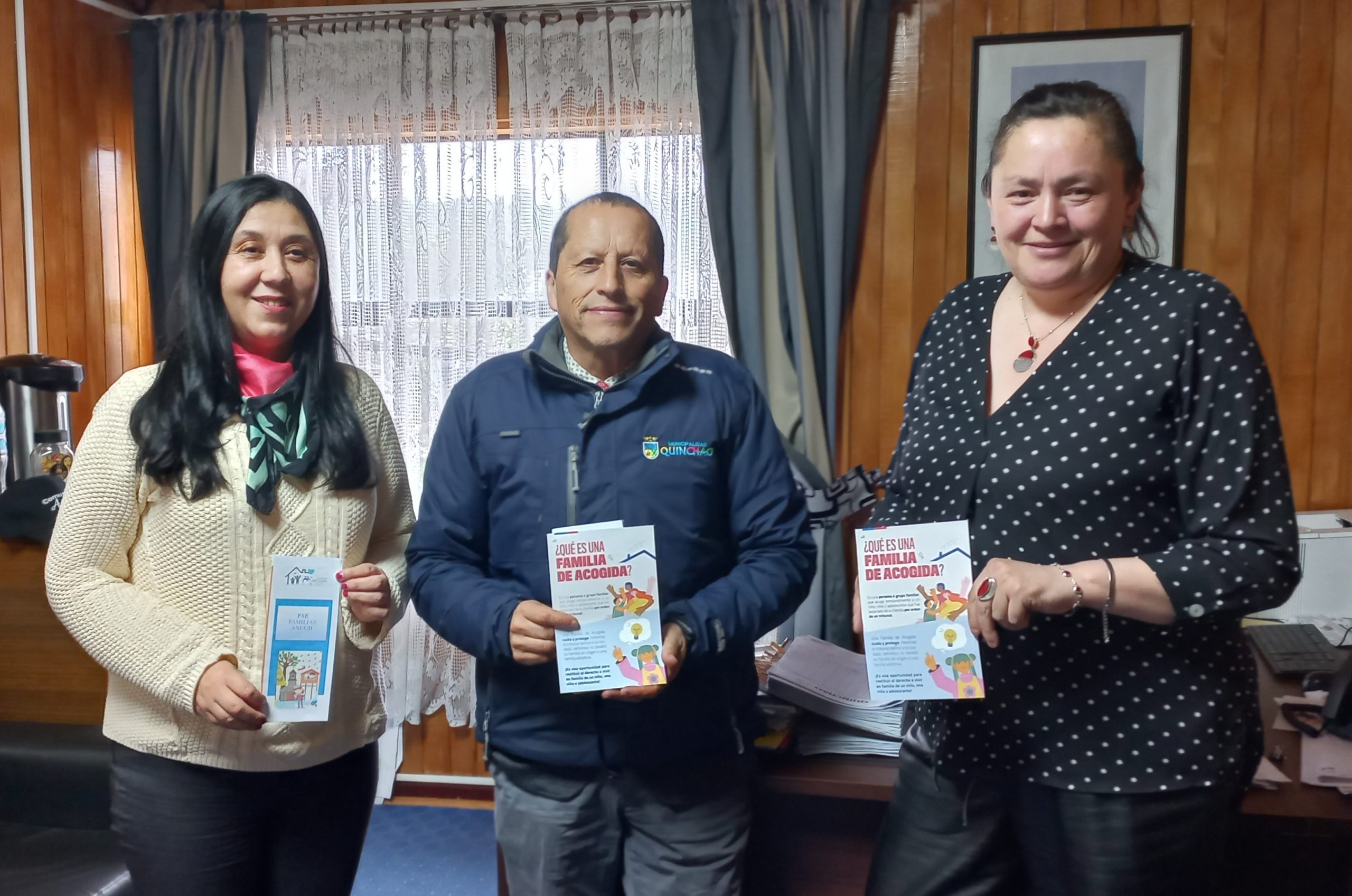 1.-Directora FAE Ancud Janeth Nenen junto a Alcalde de Quinchao y la Directora DIDECO