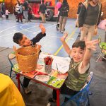 fae pto natales celebrando dia de la infancia en Gimnasio de la Escuela Bernardo OHiggins 2 niños DIBUJANDO muy buena