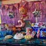 residencia illapel celebrando cumpleaños de gemelas sept 12 2025 mesa con torta y adornos