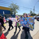 residencia rengo celebrando fiesta primavera con equipo de profesionales desfilando en la calle 28 oct 2025 d