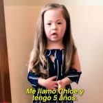 cloe niña con s down y calcetines desparejados